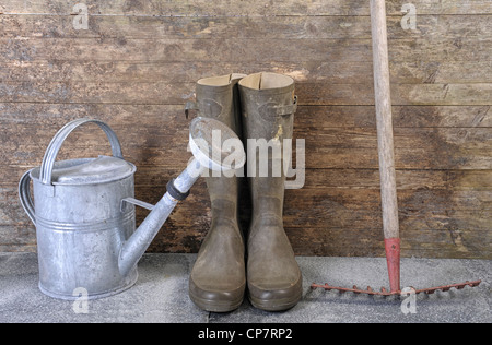 Outils de jardin contre l'ancien mur en bois weatherd Banque D'Images