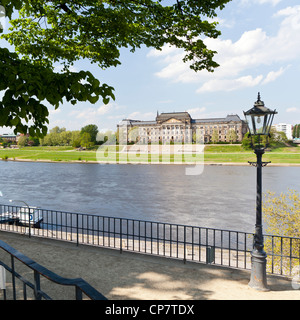 Vue sur l'Elbe en direction de la Ministère des Finances de l'état de Saxe - Dresde, Saxe, Allemagne, Europe Banque D'Images