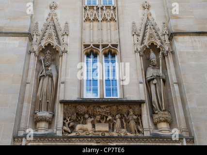 St Jean Baptiste, pierre Walter de Merton et Henry III de la sculpture sur pierre au-dessus de l'entrée de Merton College, Université d'Oxford, Angleterre Banque D'Images