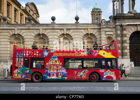 Visite guidée d'Oxford bus en face du Queens College, Oxford, Angleterre Banque D'Images