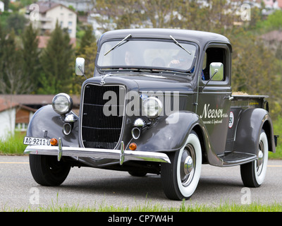 Vintage avant guerre car Ford Pick-up de 1936 au Grand Prix de Mutschellen, SUI le Avril 29, 2012. Banque D'Images