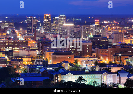 Le centre-ville de Birmingham, Alabama, USA la nuit. Banque D'Images