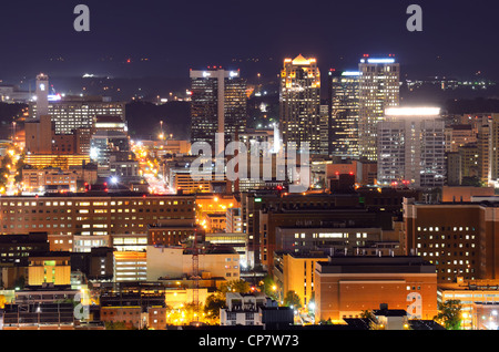 Le centre-ville de Birmingham, Alabama, USA la nuit. Banque D'Images