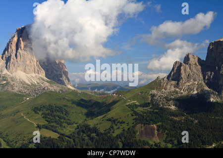 Sella pass entre Gardena et vallée de Fassa, Dolomites italiennes Banque D'Images