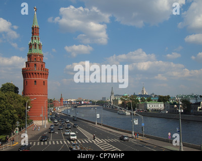 Le Kremlin de Moscou, l'approvisionnement en eau (Vodovzvodnaya) Tour et Moskova Banque D'Images