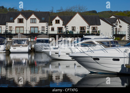 Bateaux amarrés au port, près de Windermere Bowness, Parc National de Lake District, Cumbria, Angleterre, Royaume-Uni Banque D'Images