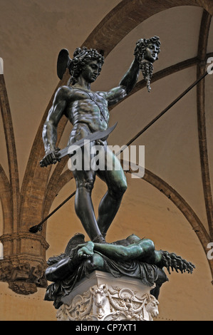 Persée 'avec la tête de méduse' par Benvenuto Cellini (1500 - 1571) dans la Loggia dei Lanzi, Florence, Toscane, Italie Banque D'Images