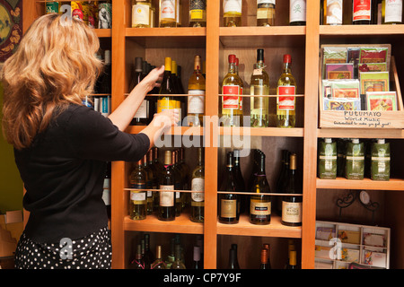 La sélection de vin, femme Magasin de casier à vins, Ventura, Californie Banque D'Images