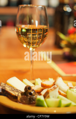 Verre de vin blanc avec des fruits et assiette de fromage, vin Rack Store, Ventura, Californie Banque D'Images