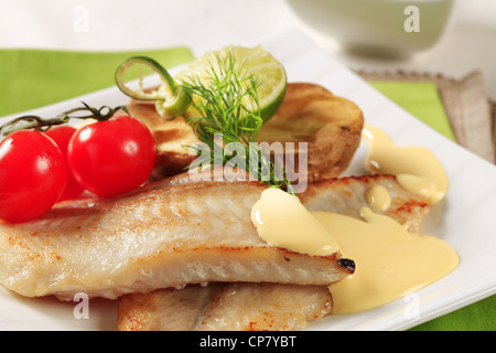 Filets de poisson frit et sauce hollandaise Banque D'Images