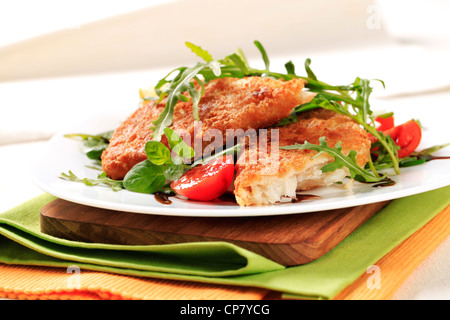 La friture de poissons sur un lit de salade fraîche Banque D'Images