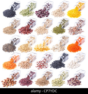 Les légumineuses différentes sont dispersées sur un fond blanc à partir de bouteilles en verre Banque D'Images