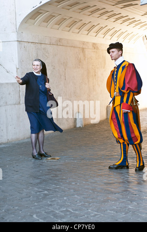 Nun et garde suisse au Vatican Banque D'Images