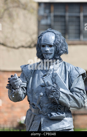 Artiste Mime habillé comme William Shakespeare à Stratford upon Avon en Angleterre sur la rivière Avon Banque D'Images