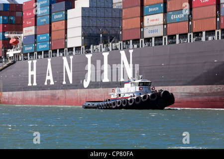 Hanjin Shipping container ship, marqué par un remorqueur, l'entrée au port d'Oakland en Californie - USA Banque D'Images
