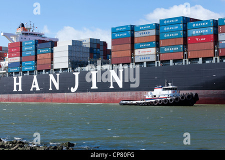Hanjin Shipping container ship, marqué par un remorqueur, l'entrée au port d'Oakland en Californie - USA Banque D'Images