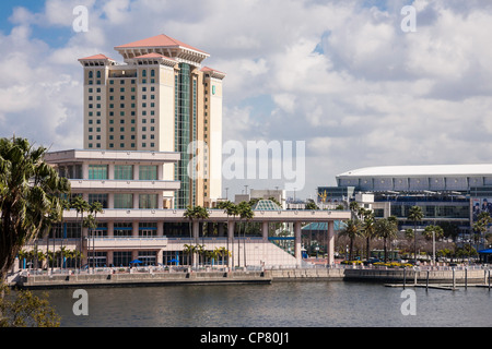 Embassy Suites Hotel et la rivière Hillsborough, Tampa, FL Banque D'Images