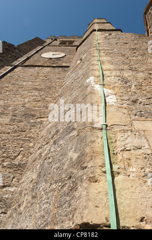 La bande de paratonnerre en cuivre en train d'accumuler un tour ragstone Kentish fournissant une masse Banque D'Images