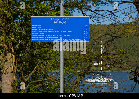 Liste de prix pour l'utilisation du lac Windermere ferry, Parc National de Lake District, Cumbria, Angleterre, Royaume-Uni Banque D'Images