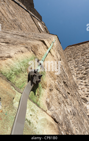 La bande de paratonnerre en cuivre en train d'accumuler un tour ragstone Kentish fournissant une masse Banque D'Images