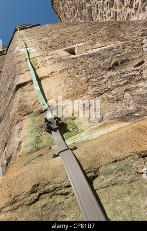 La bande de paratonnerre en cuivre en train d'accumuler un tour ragstone Kentish fournissant une masse Banque D'Images