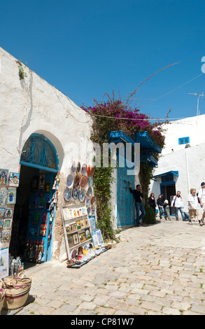 Sidi Bou Saïd, Tunisie- scène de rue typique dans le petit village de Sidi Bou Saïd, au nord de la Tunisie. Banque D'Images