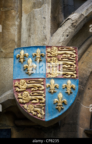 Blason de l'Angleterre en pierre sculpté peint la protection (1405-1603), Oxford, Oxfordshire, Angleterre Banque D'Images