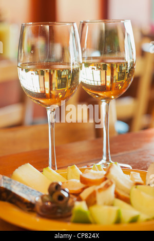 Deux verres de vin blanc avec des fruits et assiette de fromage, vin Rack Store, Ventura, Californie Banque D'Images