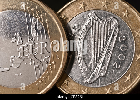 Avant et l'arrière d'une pièce de monnaie en € irlandais close up. Banque D'Images