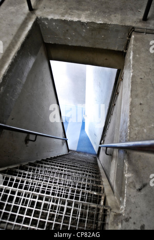 Un escalier mène dans une cave. Banque D'Images