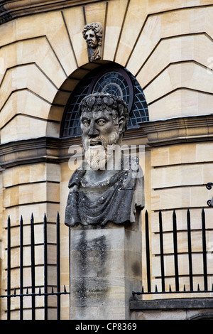 Buste sculpté sur un socle en pierre extérieur Sheldonian Theatre, Oxford, Oxfordshire, Angleterre Banque D'Images
