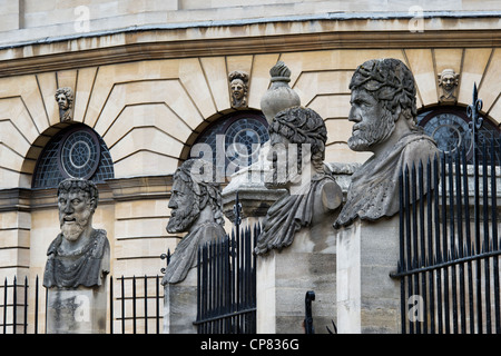 Bustes en pierre sculptée à l'extérieur sur des socles Sheldonian Theatre, Oxford, Oxfordshire, Angleterre Banque D'Images