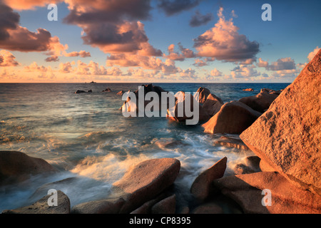 Nuages sur la Baie Ste Anne au coucher du soleil, vu de l'extrémité nord de la Digue aux Seychelles Banque D'Images