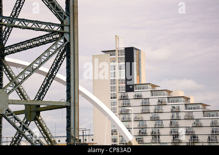 Finnieston Crane, Clyde Arc et un nouveau logement sur la Clyde près de centre-ville de Glasgow. Banque D'Images