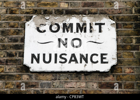 Vieille 'Commit aucune nuisance' signe sur mur, Southwark, London, UK Banque D'Images