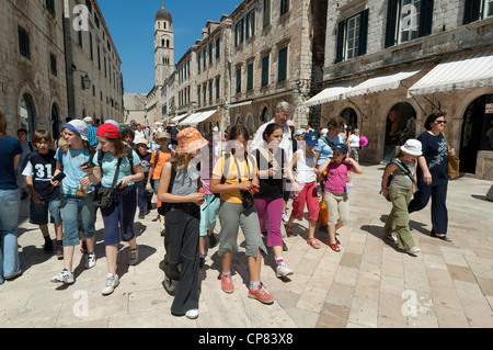 Les enfants et les enseignants de l'école sur un groupe voyage scolaire à Dubrovnik, Croatie, Europe Banque D'Images