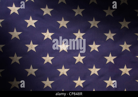 Étoile blanc brodé sur un champ bleu qui représente l'union sur le drapeau américain, allumé en diagonale Banque D'Images