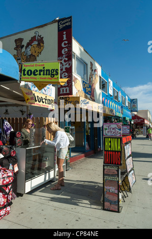 Boutiques / Magasins à Venice Beach, Ocean Front Walk, le Boardwalk, Los Angeles, Californie, USA Banque D'Images
