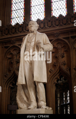 Statue de William Ewart Gladstone, premier ministre, le hall central, les chambres du Parlement, le Palais de Westminster, Londres, Angleterre Banque D'Images