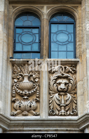 Lion de secours et des plantes Sculptures Sculptures sur l'Université d'Oxford. Oxford, Oxfordshire, Angleterre Banque D'Images