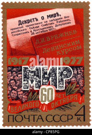 Timbre historique, le 60e anniversaire de la révolution d'octobre, les combats pour la paix - Politique étrangère soviétique, 1977, URSS, Banque D'Images