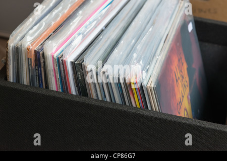 La 'Jouer' LPs en vente au marché local. L'Angleterre. Banque D'Images