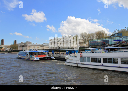 L'Old Royal Naval College sur la Tamise et de Greenwich Pier London England UK Banque D'Images