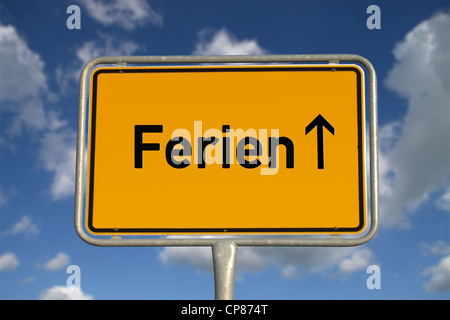 German road sign traffic locations avec ciel bleu et nuages blancs Banque D'Images