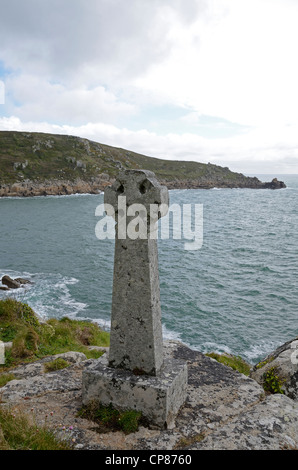 Une croix celtique sur les falaises au-dessus de la mer à Lamorna dans Cornwall, UK Banque D'Images