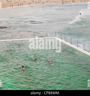 La natation de personnes dans Iceburg piscine donnant sur la plage de Bondi, à Sydney, Australie Banque D'Images