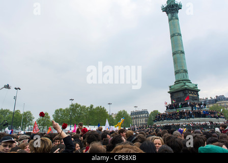 Paris, France, une foule fête Résultats de l'élection présidentielle française, François Hol-lande, la Place de la Bastille, Banque D'Images