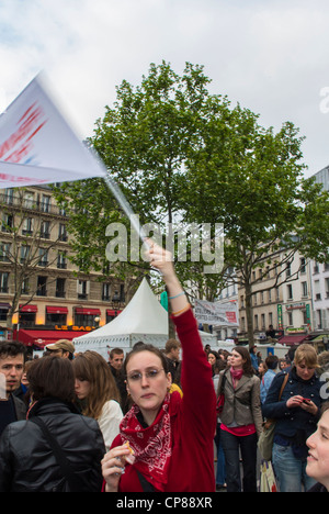 Paris, France, foule célébrant les résultats des élections présidentielles, François Hollande, femme française PS parti drapeau sur la rue Banque D'Images