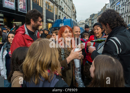 Paris, France, une foule fête Résultats de l'élection présidentielle française, François (Hol-lande), Drinking Champagne on Street Banque D'Images