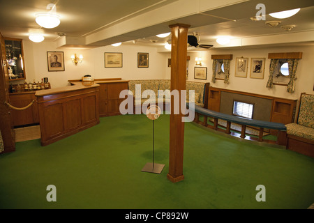 Le grand carré à l'intérieur de l'Antichambre du yacht royal Britannia Edinburgh Banque D'Images